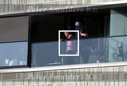 Amsterdam 25 maart 2021
Bilal Wahib rookt sigaret op zijn balkon van zijn appartement