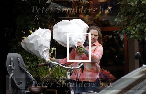 Amsterdam 18 maart 2021
Caroline Tensen koopt bloemen in Amsterdam zuid