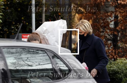 Amsterdam 18 maart 2021
Caroline Tensen koopt bloemen in Amsterdam zuid