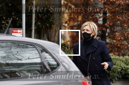 Amsterdam 18 maart 2021
Caroline Tensen koopt bloemen in Amsterdam zuid