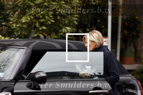 Amsterdam 18 maart 2021
Caroline Tensen koopt bloemen in Amsterdam zuid