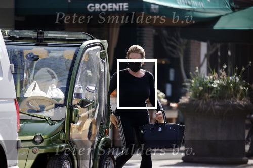 Amsterdam 31 maart 2021
Connie Witteman doet in haar biro boodschappen in Amsterdam zuid