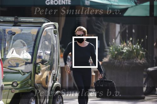 Amsterdam 31 maart 2021
Connie Witteman doet in haar biro boodschappen in Amsterdam zuid