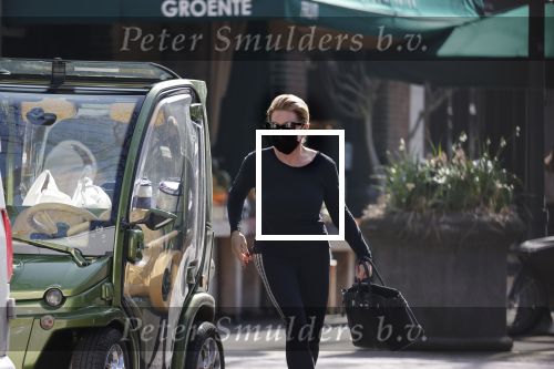 Amsterdam 31 maart 2021
Connie Witteman doet in haar biro boodschappen in Amsterdam zuid
