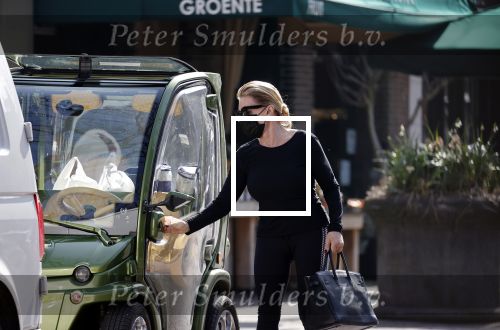 Amsterdam 31 maart 2021
Connie Witteman doet in haar biro boodschappen in Amsterdam zuid