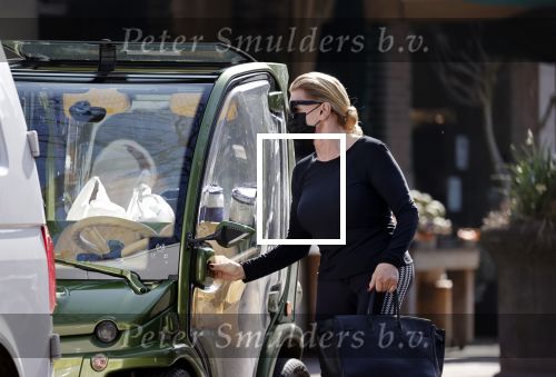 Amsterdam 31 maart 2021
Connie Witteman doet in haar biro boodschappen in Amsterdam zuid