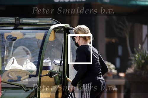 Amsterdam 31 maart 2021
Connie Witteman doet in haar biro boodschappen in Amsterdam zuid