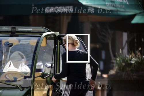 Amsterdam 31 maart 2021
Connie Witteman doet in haar biro boodschappen in Amsterdam zuid
