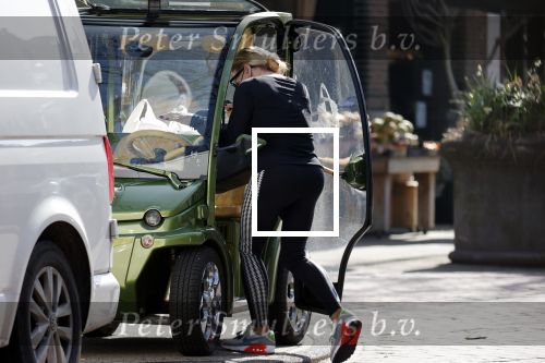 Amsterdam 31 maart 2021
Connie Witteman doet in haar biro boodschappen in Amsterdam zuid