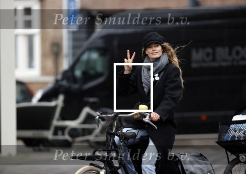 Amsterdam 18 maart 2021
Doutzen Kroes fietsend door Amsterdam zuid