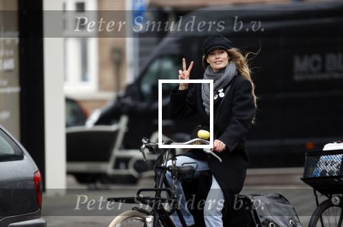 Amsterdam 18 maart 2021
Doutzen Kroes fietsend door Amsterdam zuid