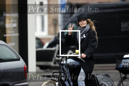 Amsterdam 18 maart 2021
Doutzen Kroes fietsend door Amsterdam zuid