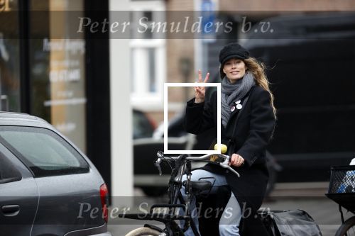 Amsterdam 18 maart 2021
Doutzen Kroes fietsend door Amsterdam zuid
