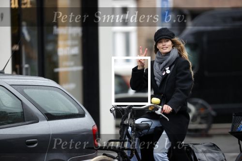 Amsterdam 18 maart 2021
Doutzen Kroes fietsend door Amsterdam zuid