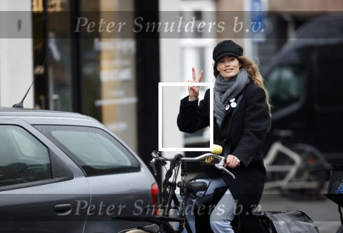 Amsterdam 18 maart 2021
Doutzen Kroes fietsend door Amsterdam zuid