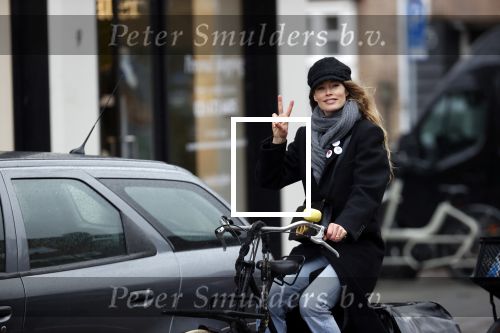 Amsterdam 18 maart 2021
Doutzen Kroes fietsend door Amsterdam zuid
