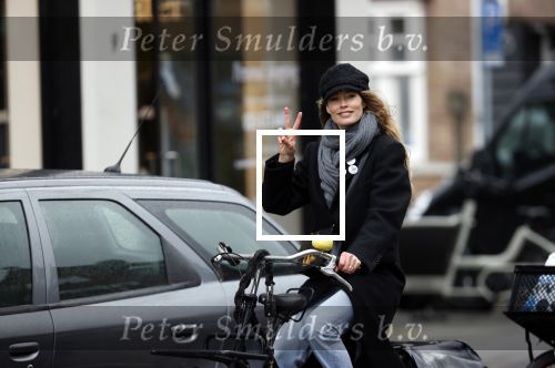 Amsterdam 18 maart 2021
Doutzen Kroes fietsend door Amsterdam zuid