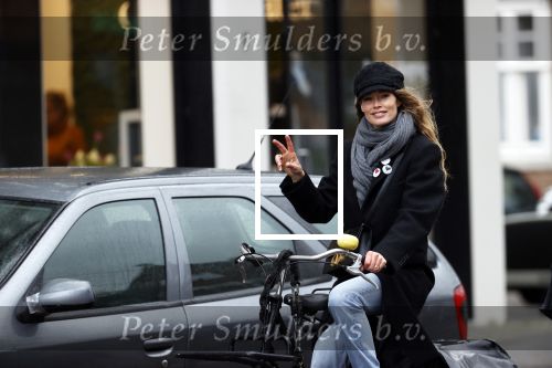 Amsterdam 18 maart 2021
Doutzen Kroes fietsend door Amsterdam zuid