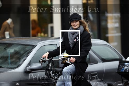 Amsterdam 18 maart 2021
Doutzen Kroes fietsend door Amsterdam zuid