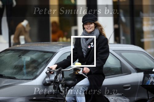 Amsterdam 18 maart 2021
Doutzen Kroes fietsend door Amsterdam zuid