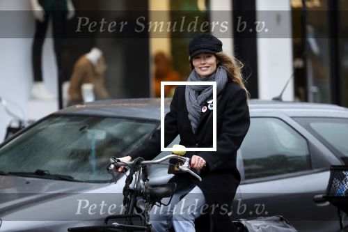 Amsterdam 18 maart 2021
Doutzen Kroes fietsend door Amsterdam zuid