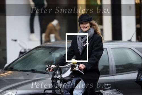 Amsterdam 18 maart 2021
Doutzen Kroes fietsend door Amsterdam zuid