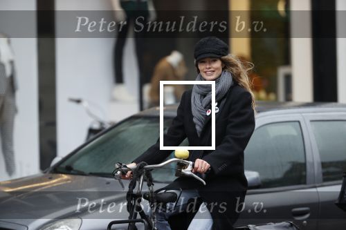 Amsterdam 18 maart 2021
Doutzen Kroes fietsend door Amsterdam zuid