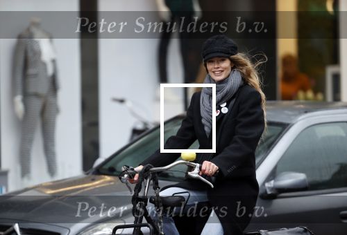 Amsterdam 18 maart 2021
Doutzen Kroes fietsend door Amsterdam zuid