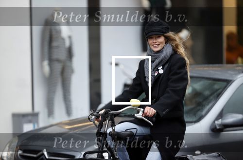 Amsterdam 18 maart 2021
Doutzen Kroes fietsend door Amsterdam zuid