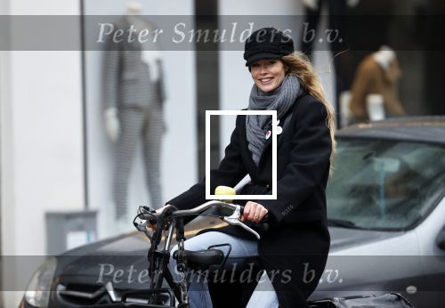 Amsterdam 18 maart 2021
Doutzen Kroes fietsend door Amsterdam zuid