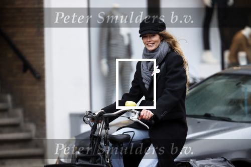 Amsterdam 18 maart 2021
Doutzen Kroes fietsend door Amsterdam zuid