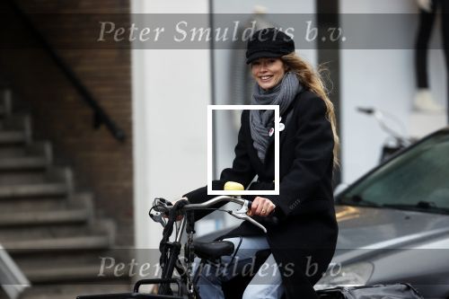 Amsterdam 18 maart 2021
Doutzen Kroes fietsend door Amsterdam zuid