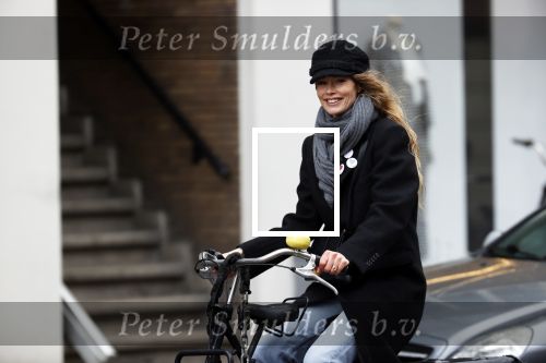 Amsterdam 18 maart 2021
Doutzen Kroes fietsend door Amsterdam zuid