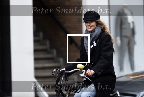 Amsterdam 18 maart 2021
Doutzen Kroes fietsend door Amsterdam zuid