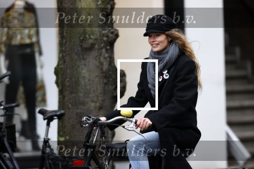 Amsterdam 18 maart 2021
Doutzen Kroes fietsend door Amsterdam zuid