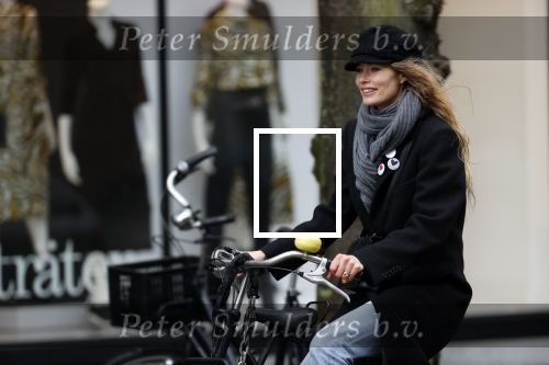 Amsterdam 18 maart 2021
Doutzen Kroes fietsend door Amsterdam zuid