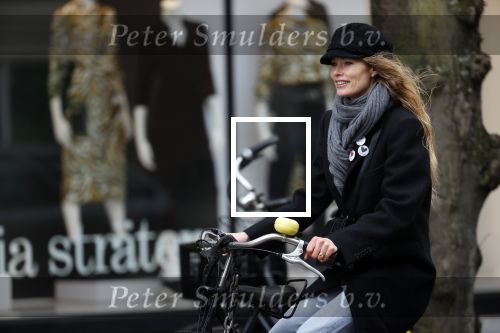 Amsterdam 18 maart 2021
Doutzen Kroes fietsend door Amsterdam zuid