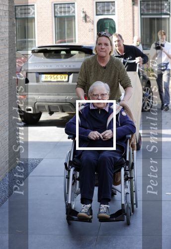 Noordwijk 31 maart 2021
Maxim Meiland haar vader Martien Moeder Erica oma partner Leroy en Sander v Betten ( vriend Erica) helpen mee met de verhuizing naar hun nieuwe huis