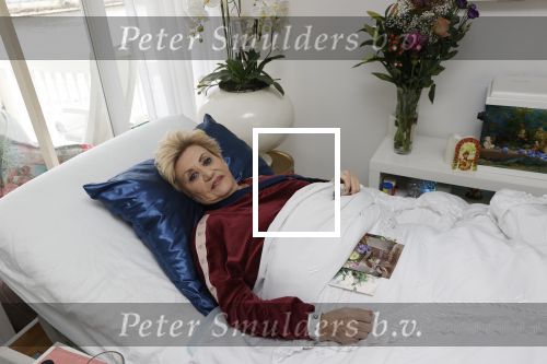 Amsterdam 13 maart 2021
Hanny Veerkamp is thuis vanuit het ziekenhuis nadat ze ongeluk in haar woonark heeft gehad.