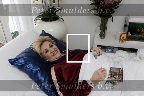 Amsterdam 13 maart 2021
Hanny Veerkamp is thuis vanuit het ziekenhuis nadat ze ongeluk in haar woonark heeft gehad.