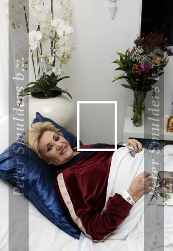 Amsterdam 13 maart 2021
Hanny Veerkamp is thuis vanuit het ziekenhuis nadat ze ongeluk in haar woonark heeft gehad.