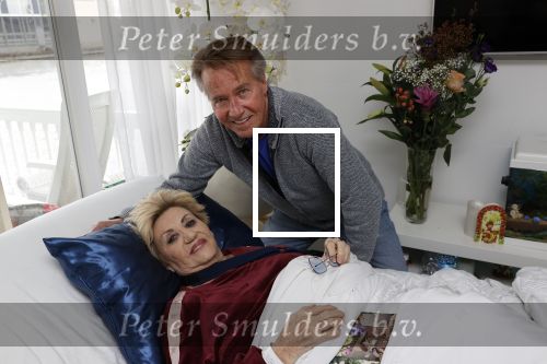 Amsterdam 13 maart 2021
Hanny Veerkamp is thuis vanuit het ziekenhuis nadat ze ongeluk in haar woonark heeft gehad. Hanny met haar man Ton Veerkamp