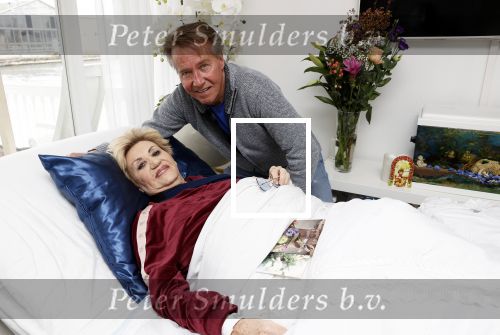 Amsterdam 13 maart 2021
Hanny Veerkamp is thuis vanuit het ziekenhuis nadat ze ongeluk in haar woonark heeft gehad. Hanny met haar man Ton Veerkamp