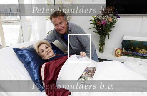 Amsterdam 13 maart 2021
Hanny Veerkamp is thuis vanuit het ziekenhuis nadat ze ongeluk in haar woonark heeft gehad. Hanny met haar man Ton Veerkamp
