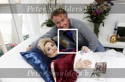 Amsterdam 13 maart 2021
Hanny Veerkamp is thuis vanuit het ziekenhuis nadat ze ongeluk in haar woonark heeft gehad. Hanny met haar man Ton Veerkamp