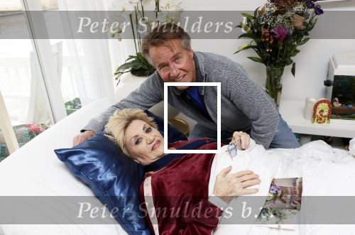 Amsterdam 13 maart 2021
Hanny Veerkamp is thuis vanuit het ziekenhuis nadat ze ongeluk in haar woonark heeft gehad. Hanny met haar man Ton Veerkamp