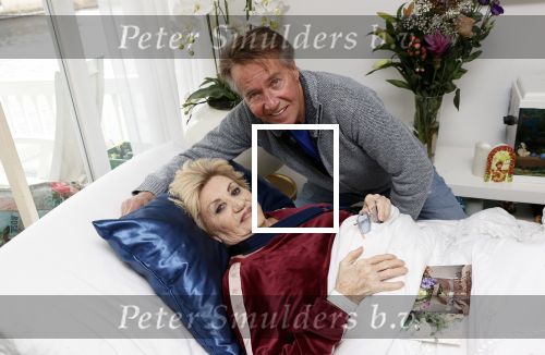 Amsterdam 13 maart 2021
Hanny Veerkamp is thuis vanuit het ziekenhuis nadat ze ongeluk in haar woonark heeft gehad. Hanny met haar man Ton Veerkamp