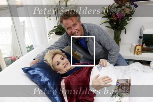 Amsterdam 13 maart 2021
Hanny Veerkamp is thuis vanuit het ziekenhuis nadat ze ongeluk in haar woonark heeft gehad. Hanny met haar man Ton Veerkamp