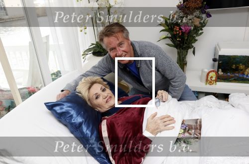 Amsterdam 13 maart 2021
Hanny Veerkamp is thuis vanuit het ziekenhuis nadat ze ongeluk in haar woonark heeft gehad. Hanny met haar man Ton Veerkamp