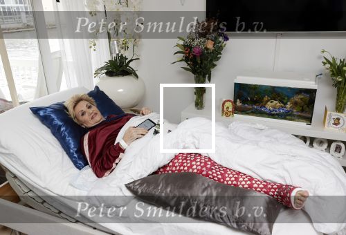 Amsterdam 13 maart 2021
Hanny Veerkamp is thuis vanuit het ziekenhuis nadat ze ongeluk in haar woonark heeft gehad.